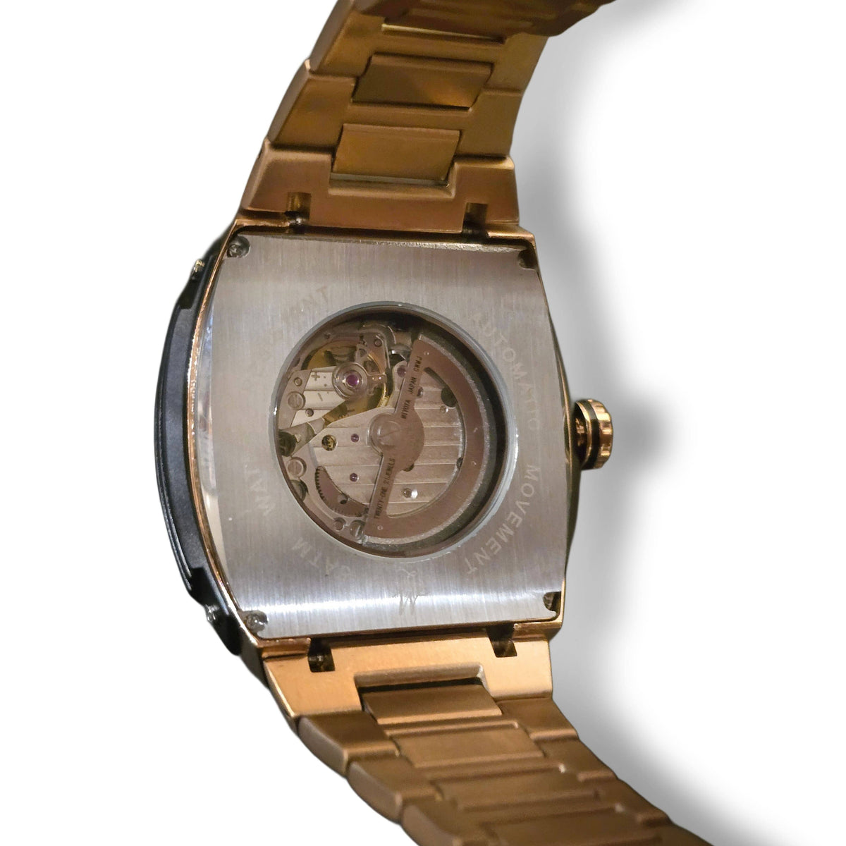Gros plan du fond en verre de la MVL Automatic Skull Watch avec mouvement visible