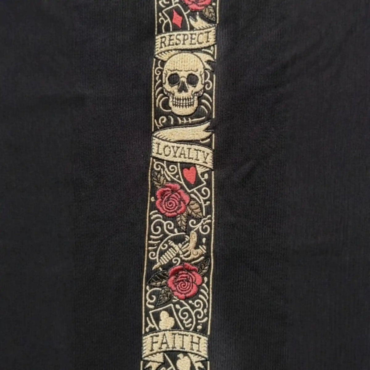 Gros plan de la bande brodée LFR avec Respect, Loyalty et Faith, tête de mort et roses sur tissu noir