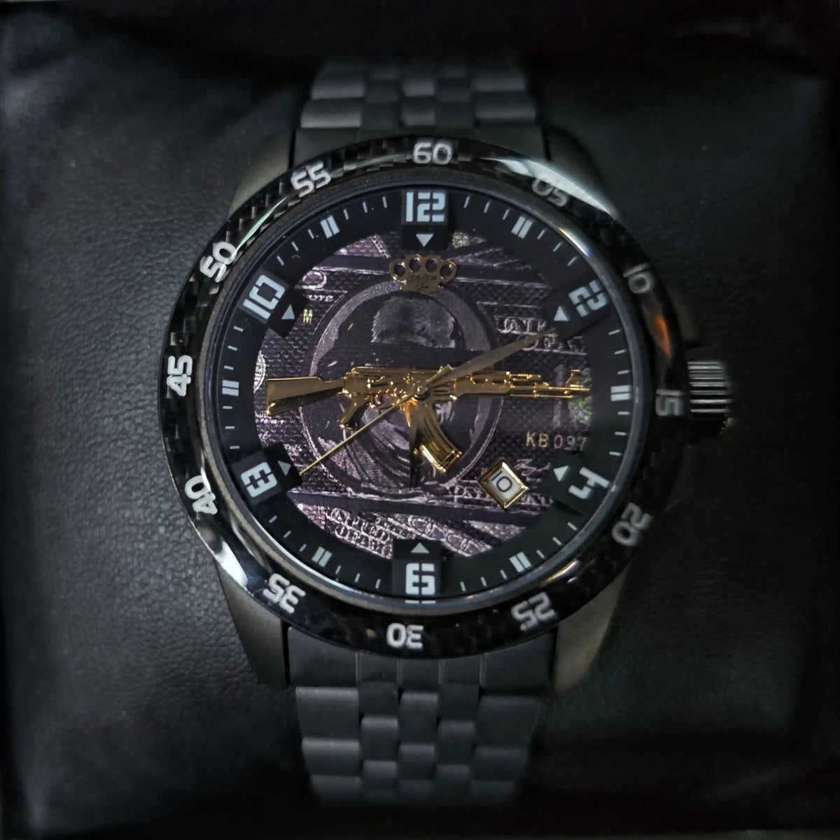 Vue de face de la montre automatique MVL AK47 carbone noir sur coussin, cadran motif billet de dollar