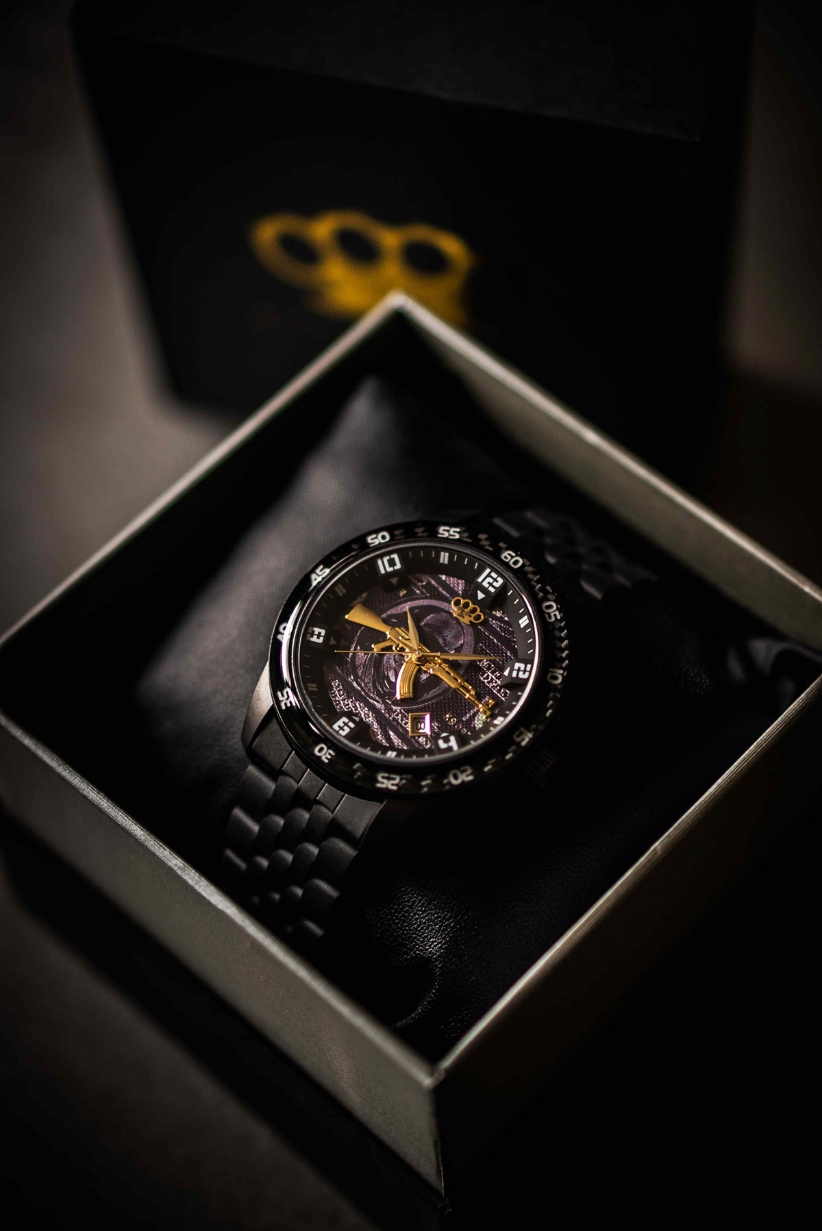 Montre MVL AK47 noire dans un coffret cadeau ouvert avec logo MVL doré sur le couvercle