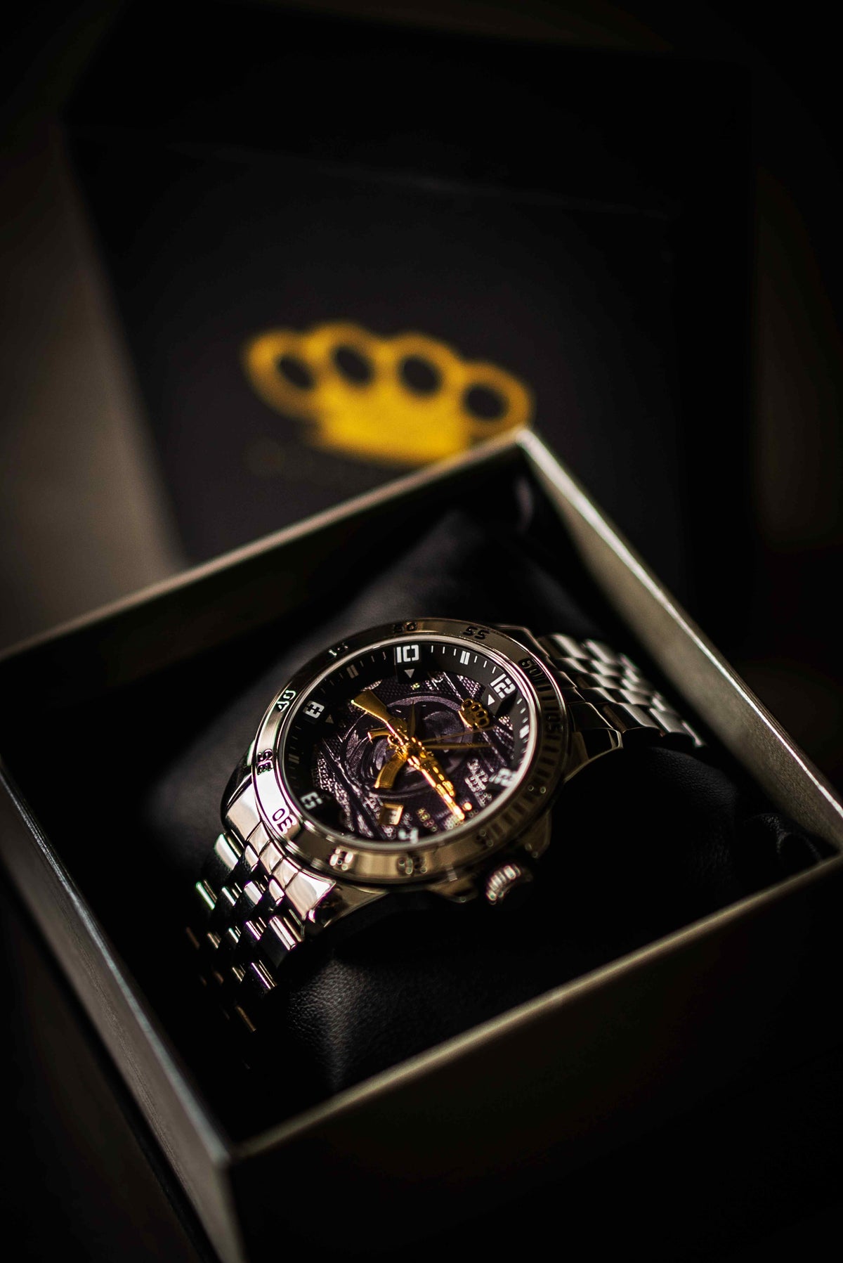 Reloj MVL AK47 plateado en caja de regalo abierta con logo MVL dorado