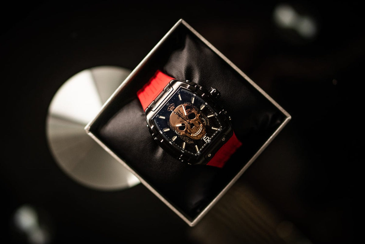 MVL Automatic skull watch negro/rojo con correa de silicona en la caja abierta, visto desde arriba