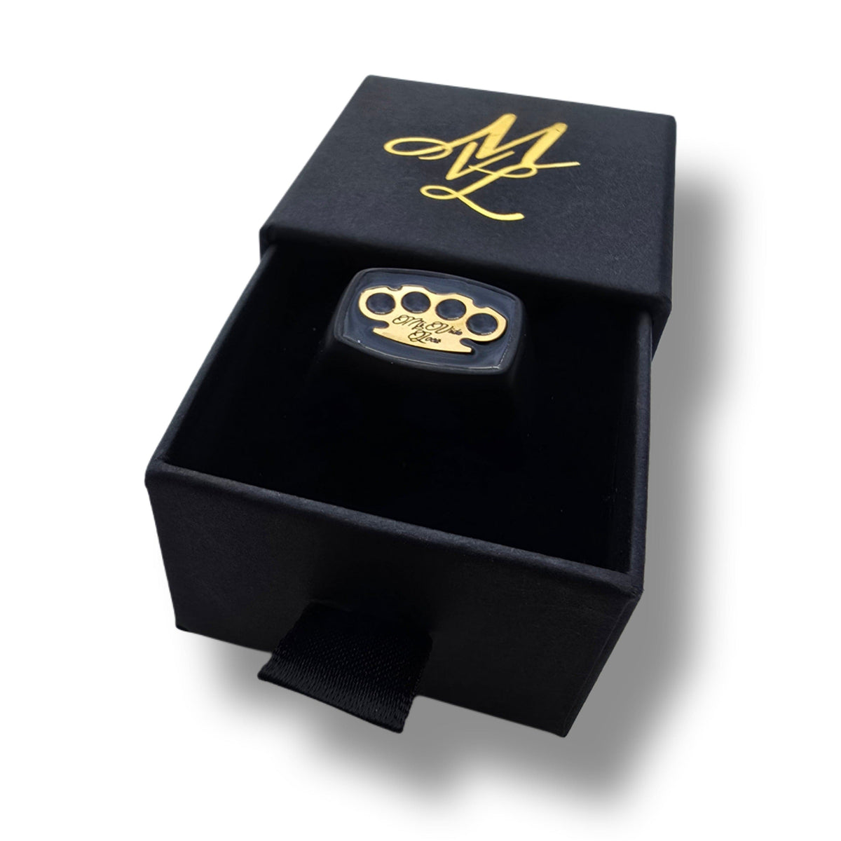 Chevalière MVL noir/or dans l'écrin ouvert avec monogramme MVL doré sur le couvercle