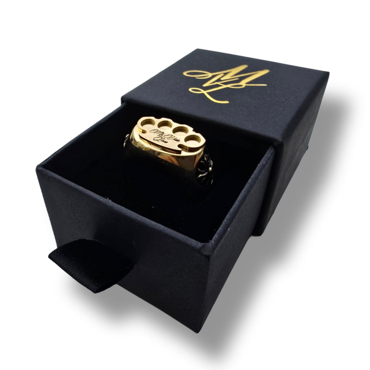 Goldener MVL Logo Ring in der geöffneten schwarzen Ringbox mit goldenem MVL-Logo