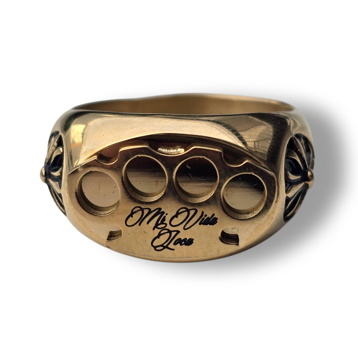 Goldener MVL Logo Ring von vorne mit MVL-Logo und Mi Vida Loca Gravur