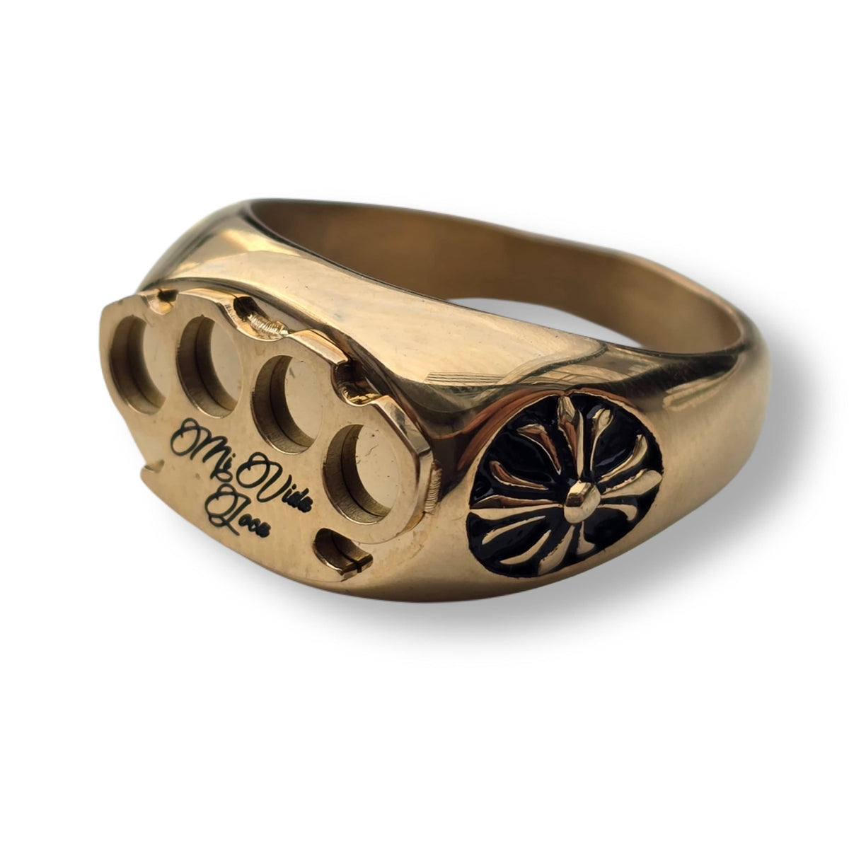 Mi Vida Loca Logo Ring gold mit 3D-MVL-Logo und gravierter Schrift, Schrägansicht