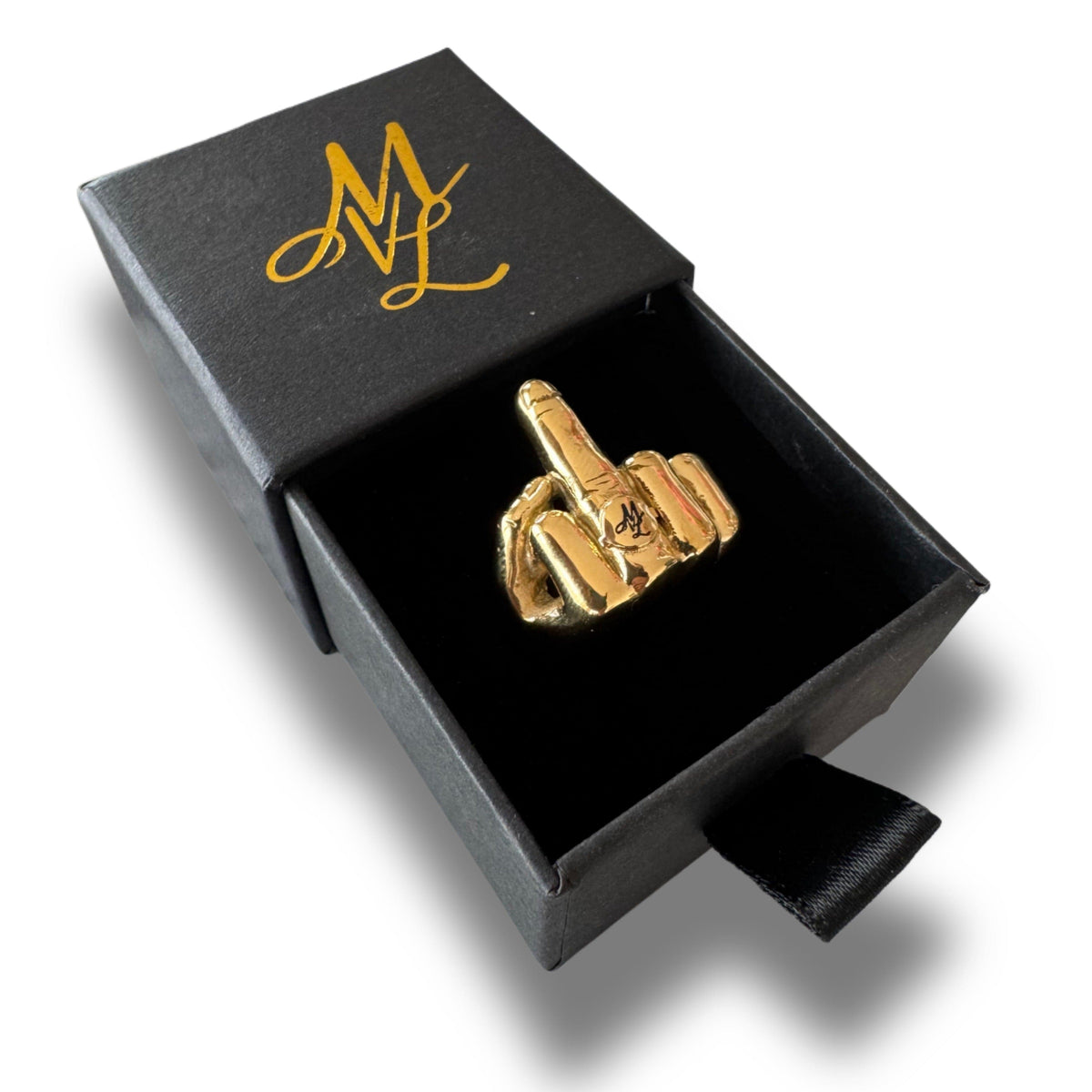 Bague Mi Vida Loca MVL Middle finger dorée dans un écrin noir ouvert avec monogramme ML