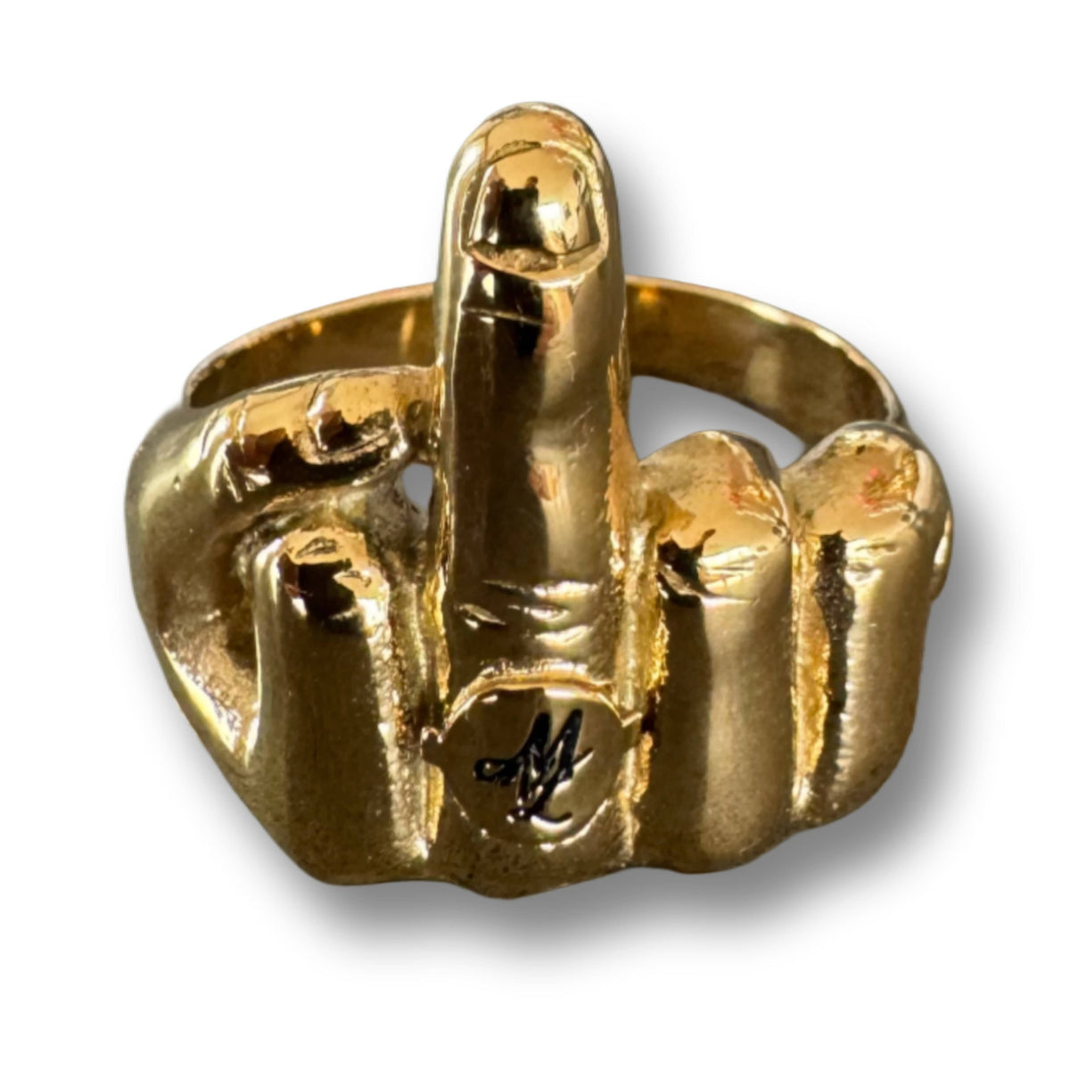 Gros plan de la bague MVL Middle finger dorée avec monogramme ML sur la bague