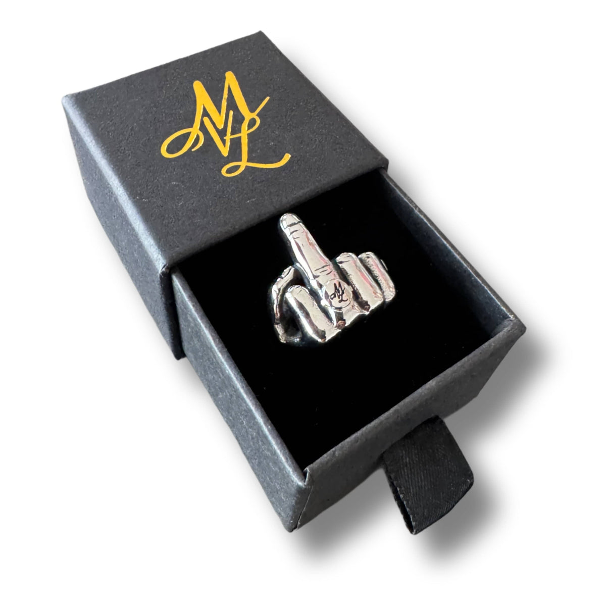 Anillo Mi Vida Loca Middle finger plateado, acero inoxidable, en el estuche negro abierto con monograma MVL