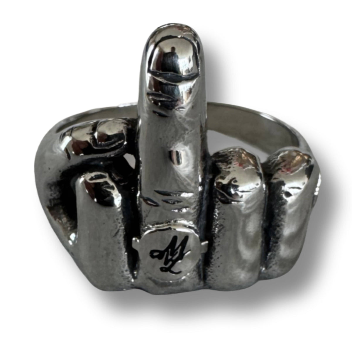 Primer plano del anillo MVL Middle finger plateado con monograma MVL grabado en el dedo