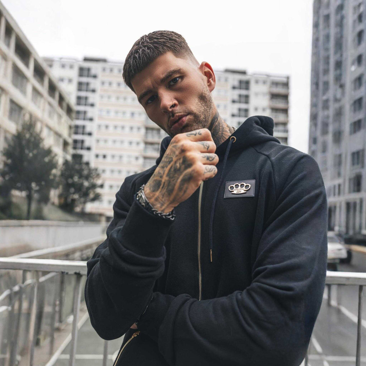 Modello nella felpa con zip MVL Cupid with gun nera con patch logo MVL sul petto, fronte