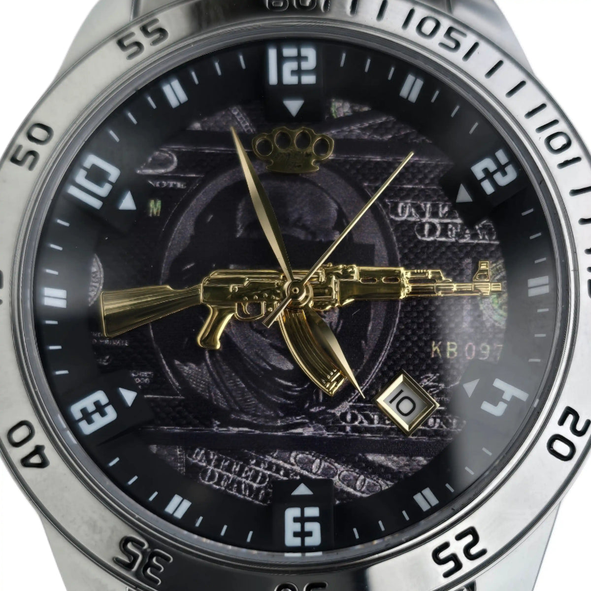 Primer plano de la esfera del reloj MVL AK47 plateado con AK47 dorada y ventana de fecha