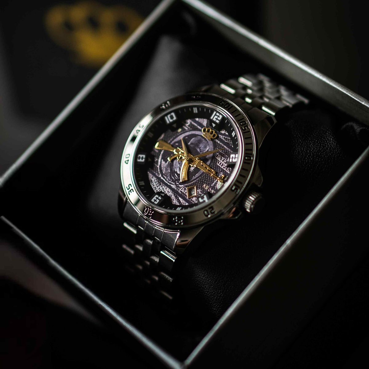 Reloj automático Mi Vida Loca AK47 plateado con AK47 dorada en la esfera, en su caja