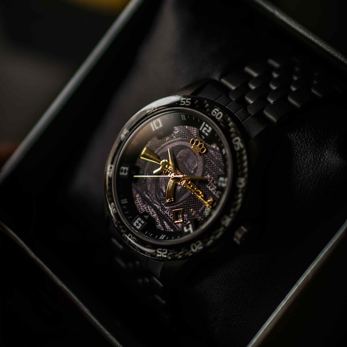 Montre automatique Mi Vida Loca AK47 carbone noir avec AK47 dorée sur le cadran, dans son écrin