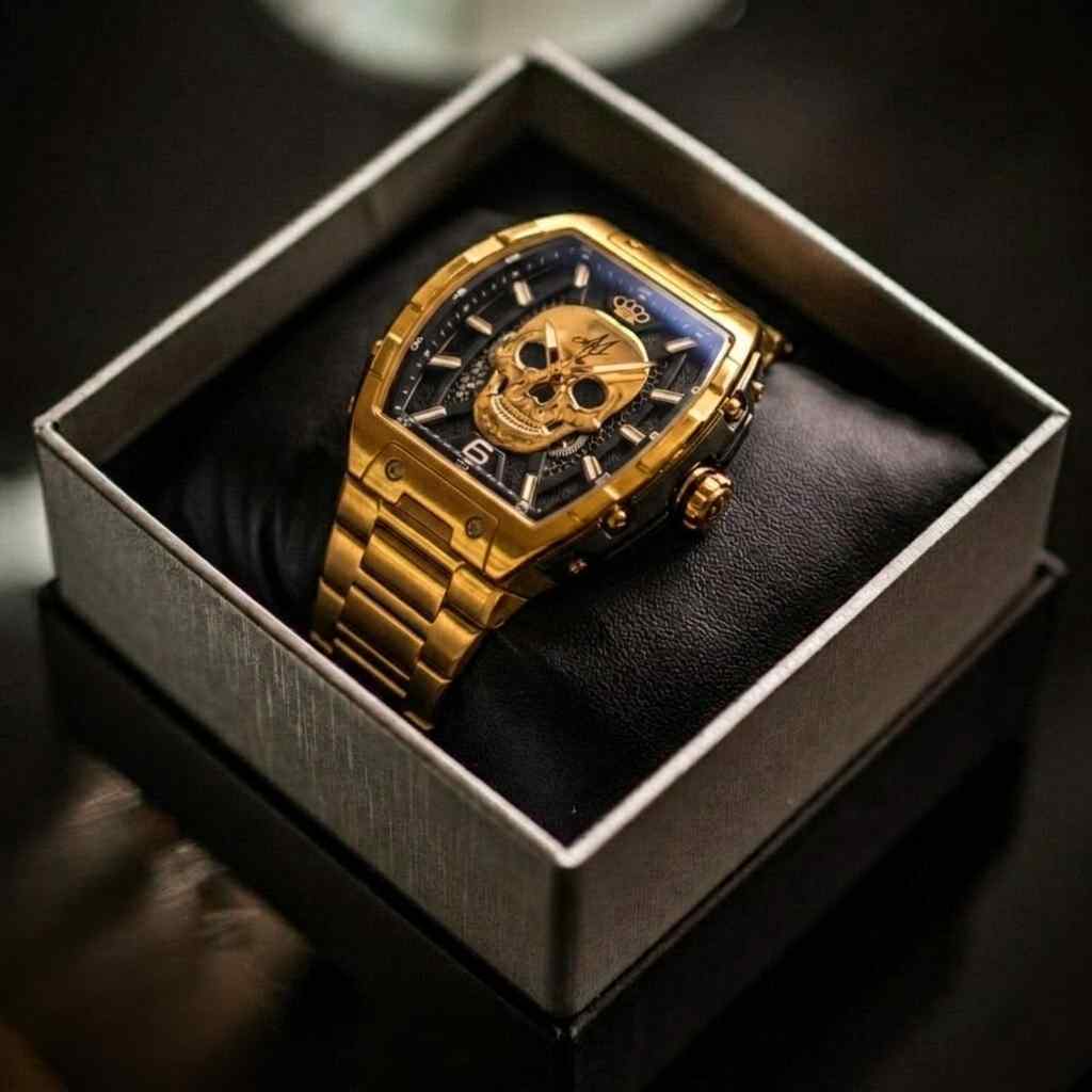 Montre Mi Vida Loca MVL Automatic Skull Watch or poli avec bracelet acier, dans son écrin ouvert