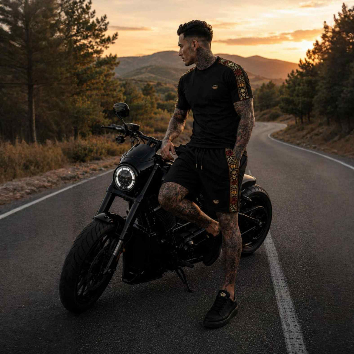 Mannequin assis sur une moto dans le short MVL Calavera noir à bande brodée