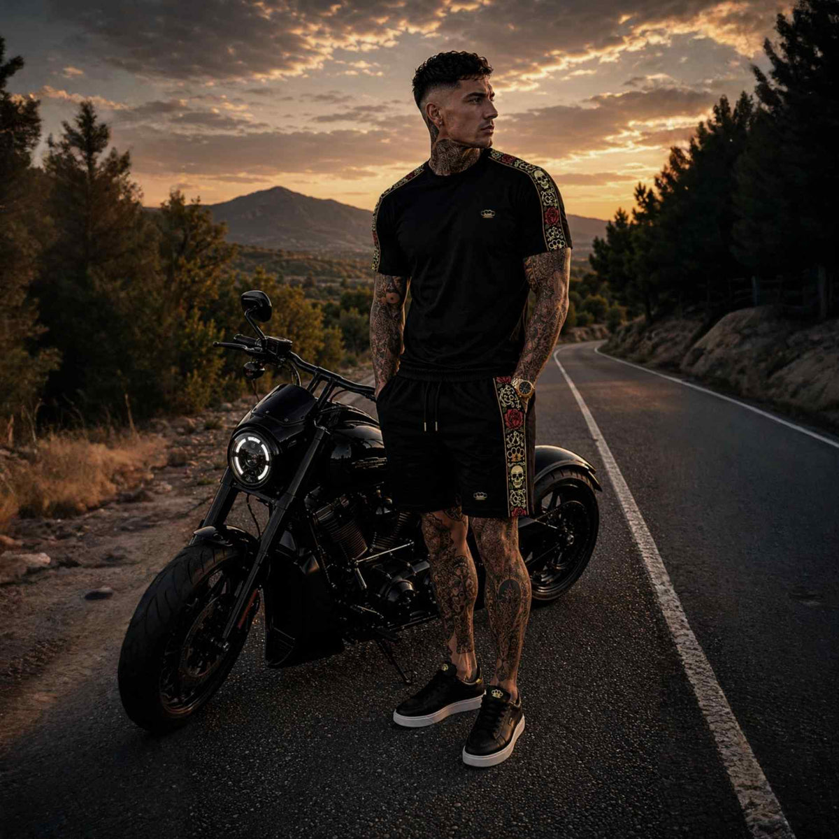 T-shirt Calavera noir et short portés par un mannequin devant une moto sur la route, devant
