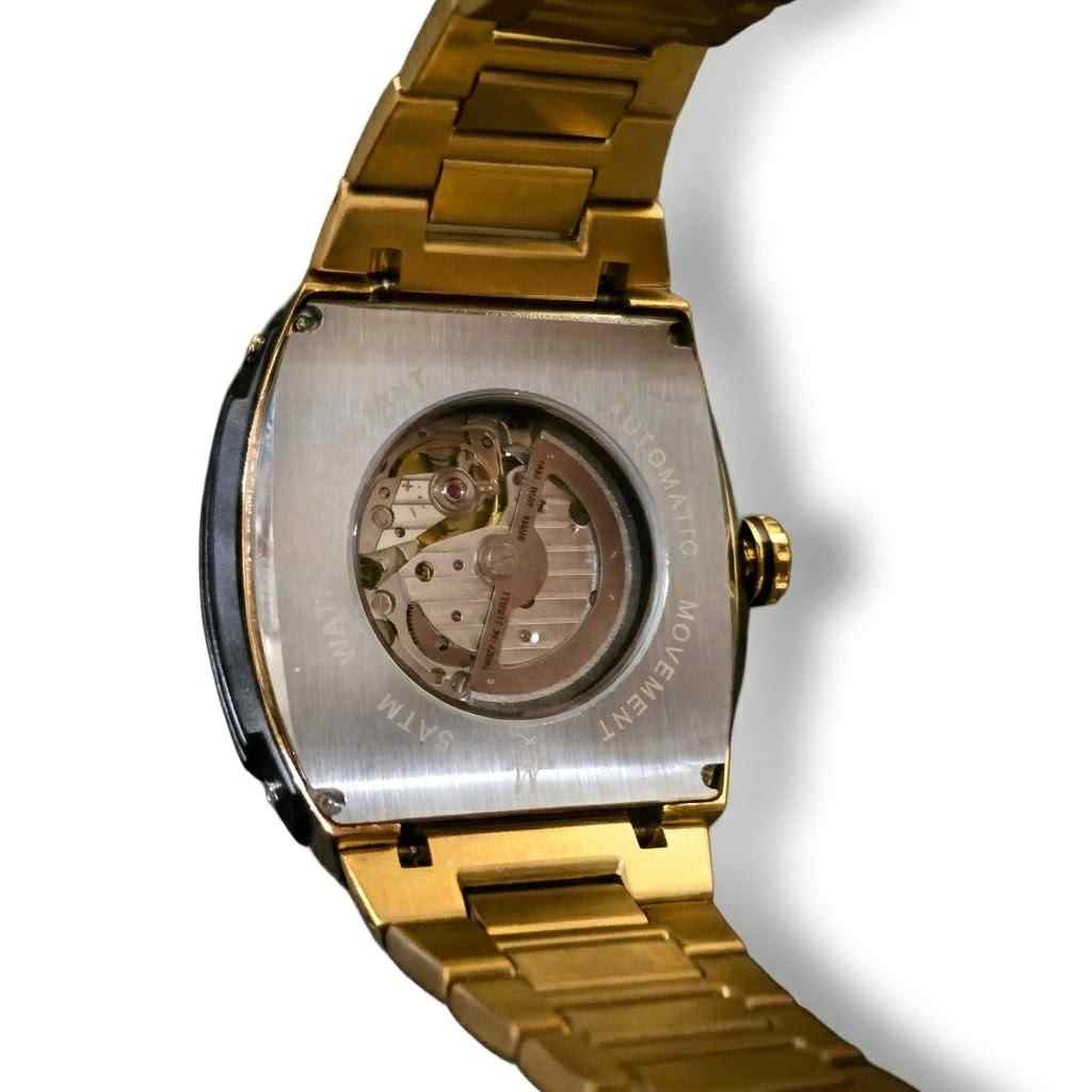 Gros plan du dos de l'Automatic Skull Watch dorée avec mouvement automatique visible