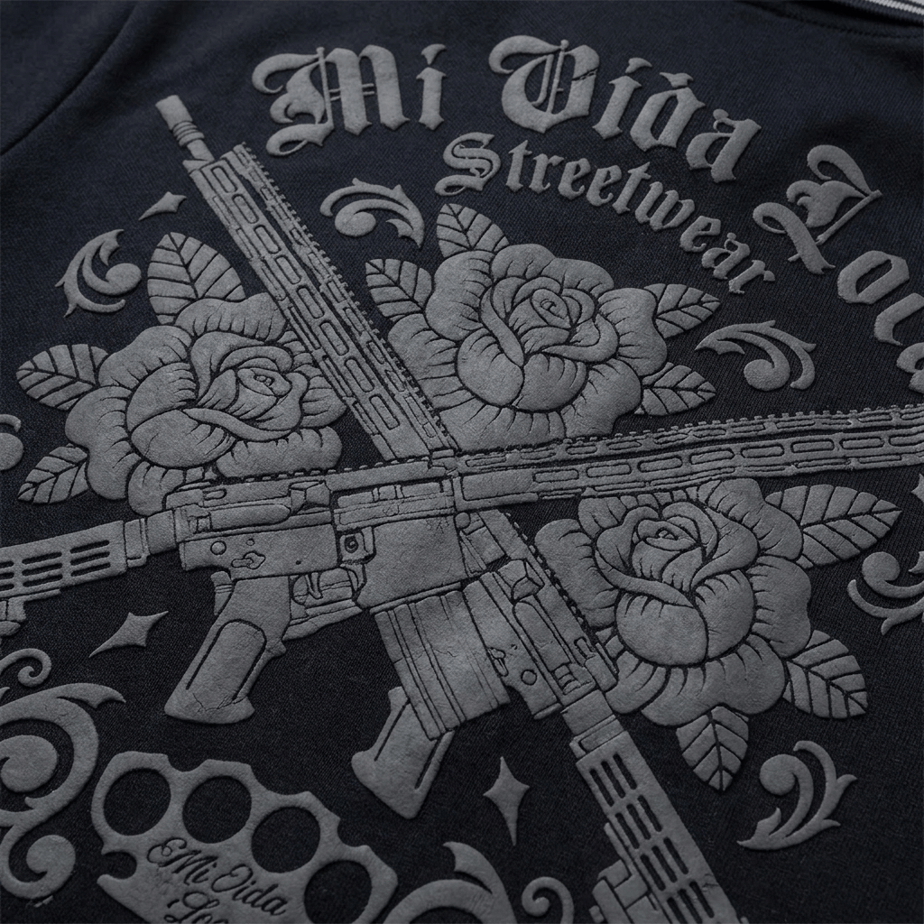 Primo piano della stampa sul retro AR15 con rose e scritta Mi Vida Loca Streetwear sulla polo nera