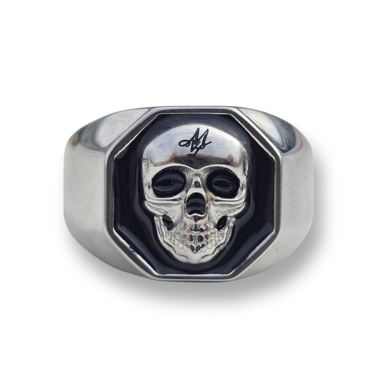 Vista frontale dell'anello MVL 3D Skull argento con teschio in rilievo su fondo nero nella testa