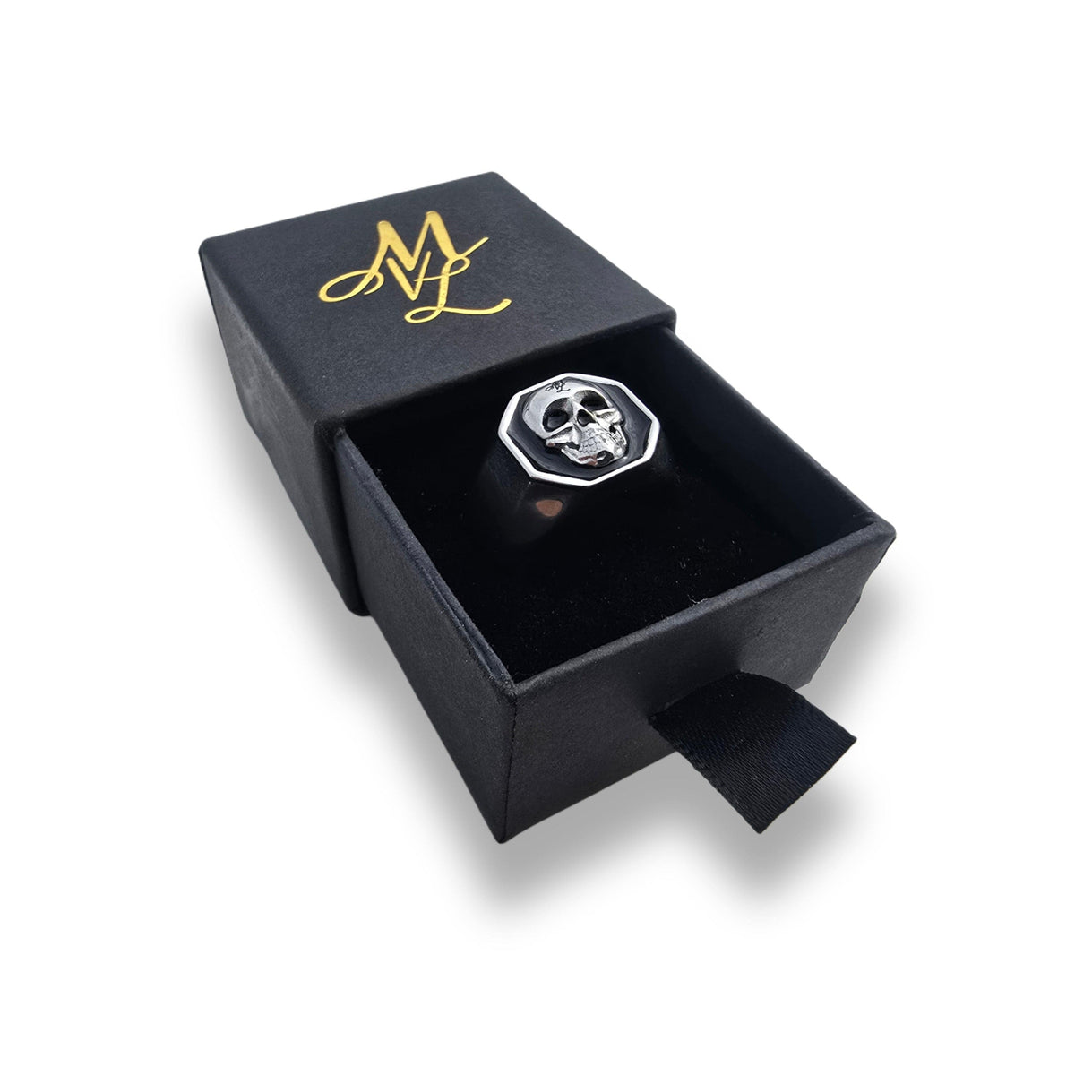 Anello MVL 3D Skull argento nella scatola nera aperta con monogramma MVL dorato