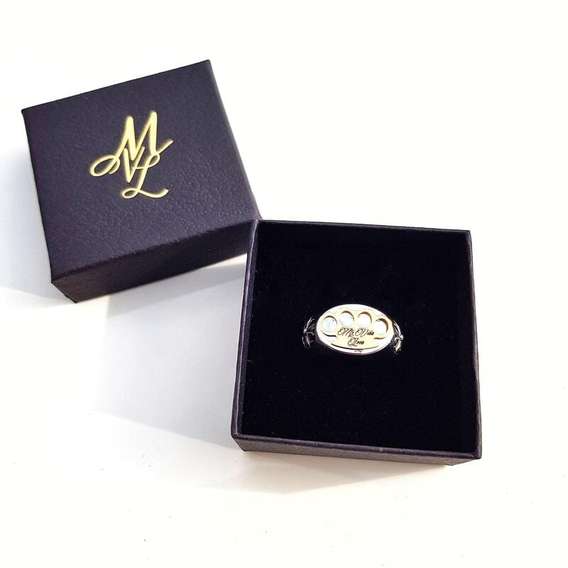 Bague MVL Logo argentée dans un écrin noir ouvert avec monogramme ML doré