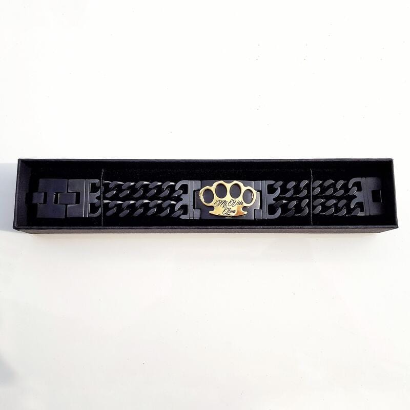 MVL Bracelet czarno-złota w otwartym długim czarnym pudełku na białym tle