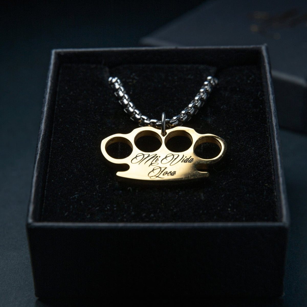 Mi Vida Loca MVL Logo Kette silber mit goldenem MVL-Logo-Anhänger und Gravur, in schwarzer Box