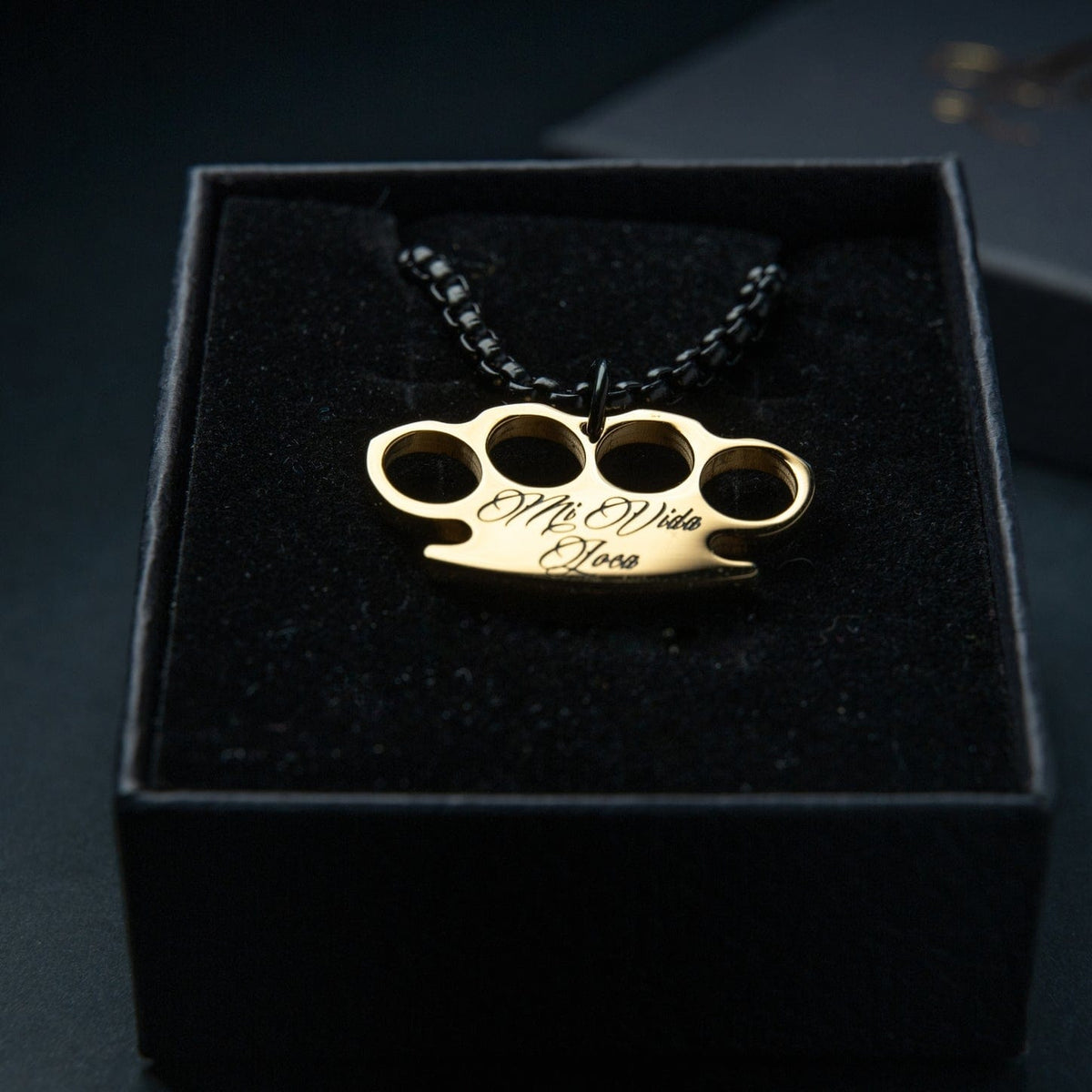 Mi Vida Loca Logo chain Black / Gold mit goldenem MVL-Logo-Anhänger an schwarzer Kette in der Box