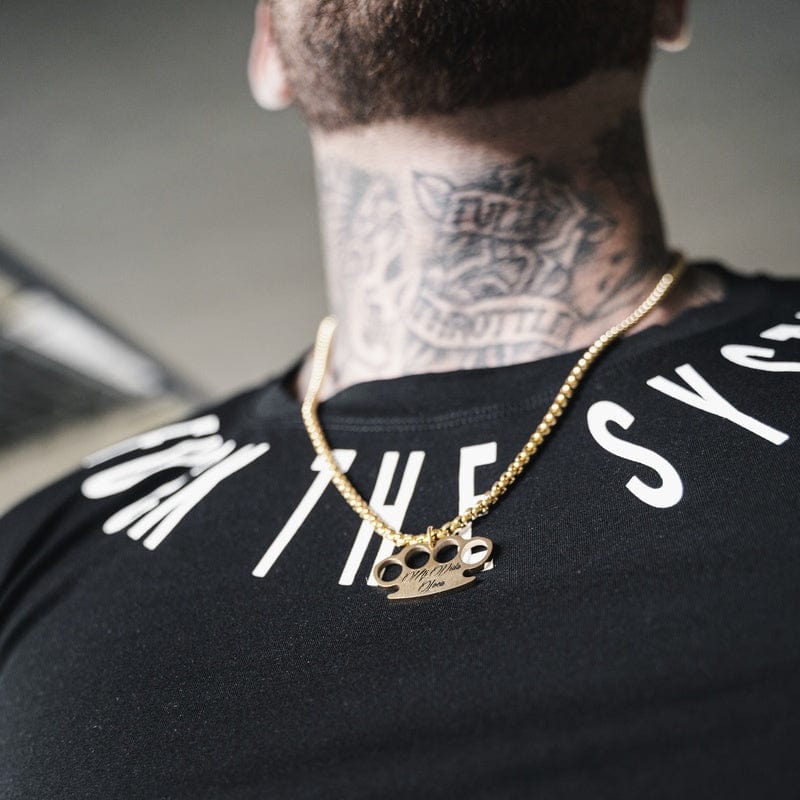 Goldene MVL Logo Kette mit Anhänger über einem schwarzen T-Shirt getragen, von hinten gesehen