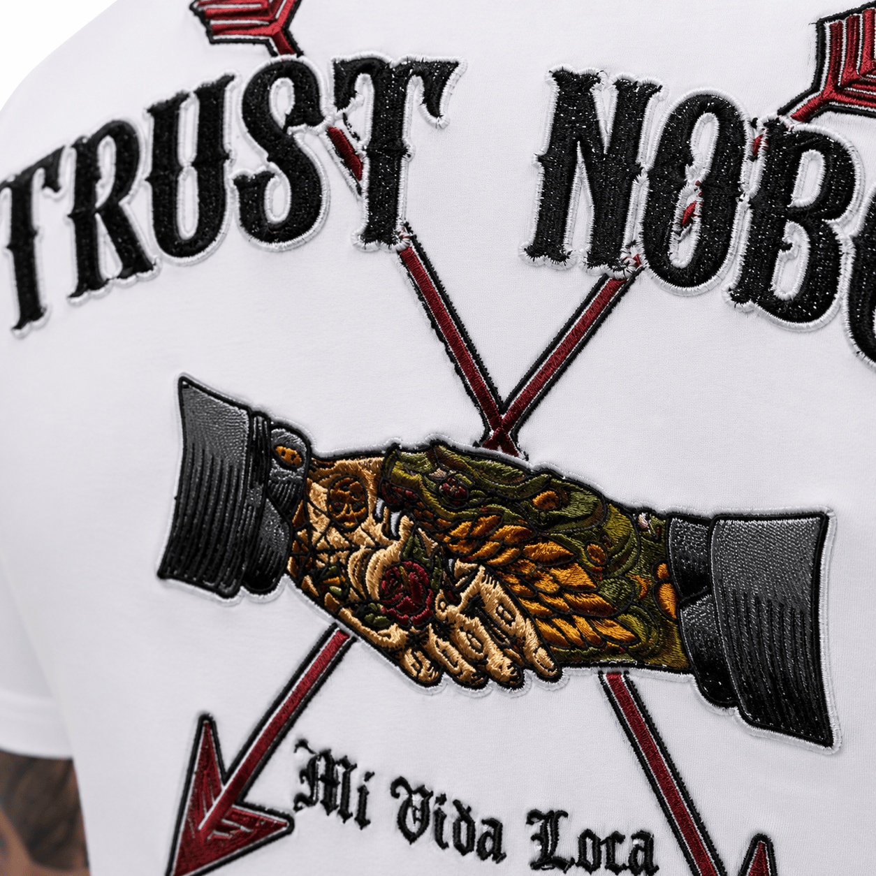 T-Shirt mit Stickerei „Trust nobody“ – weiß