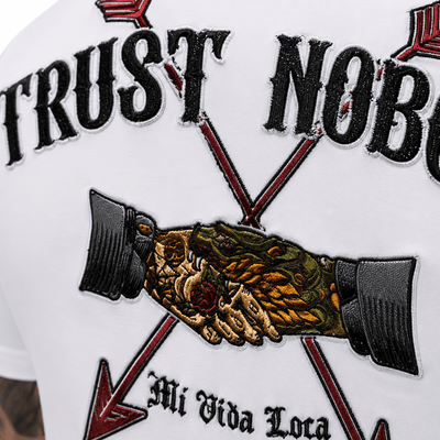 T-Shirt mit Stickerei „Trust nobody“ – weiß