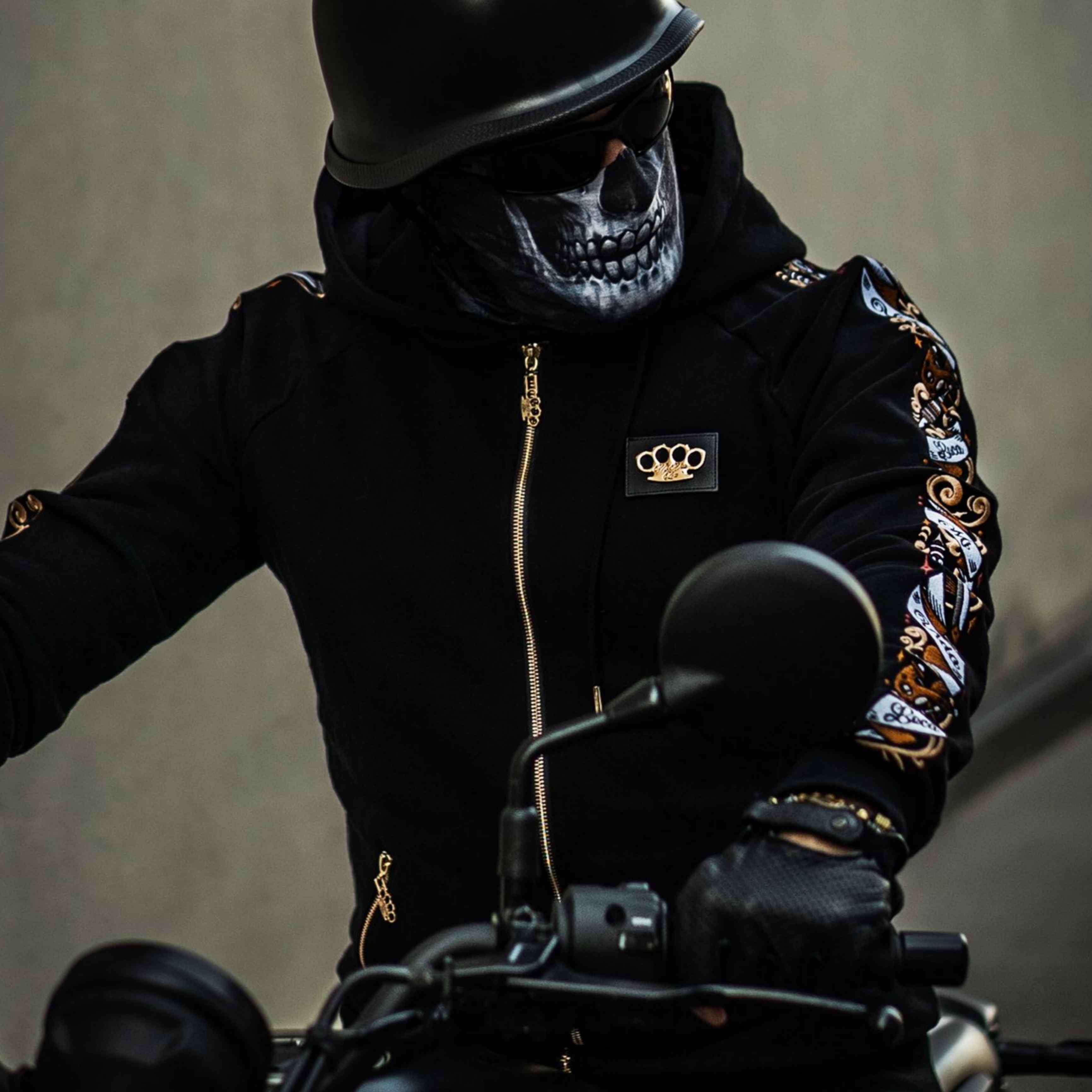 Savage Trainingsjacke mit Kapuze und aufwendigen Verzierungen – schwarz