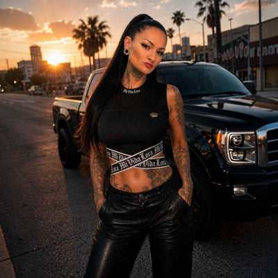 Mi Vida Loca Signature Damen-Top schwarz, getragen von Model mit Lederhose an einem schwarzen Pick-up